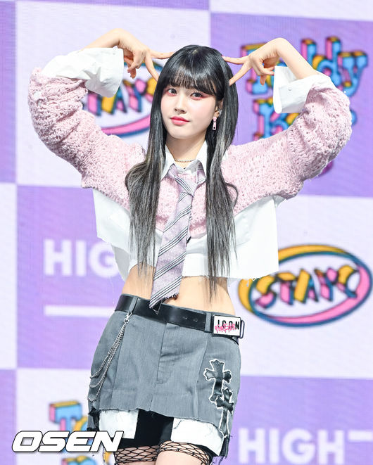 스테이씨 멤버 윤이 포즈를 취하고 있다. 2023.02.14 / soul1014@osen.co.kr