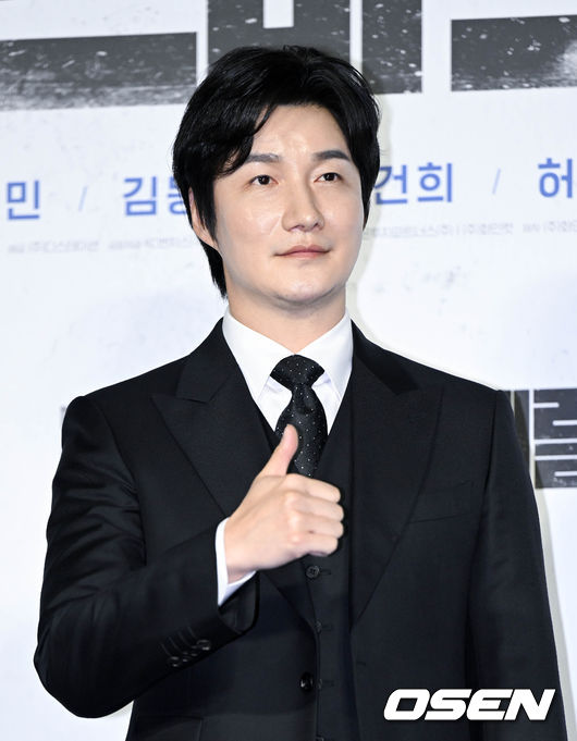 9일 오전 서울 광진구 롯데시네마 건대입구에서 영화 ‘크리스마스 캐럴(감독 김성수)’ 제작보고회가 열렸다.'크리스마스 캐럴'은 쌍둥이 동생 '월우'(박진영)가 죽은 후, 복수를 위해 스스로 소년원에 들어간 형 '일우'(박진영)가 소년원 패거리와 잔혹한 대결을 펼치는 액션 스릴러다.배우 허동원이 포즈를 취하고 있다. 2022.11.09 /cej@osen.co.kr