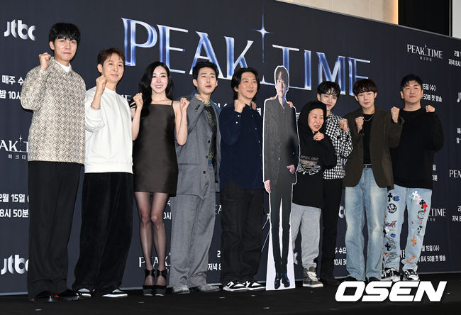 15일 오후 서울 마포구 스탠포드 호텔에서 JTBC 신규 예능 '피크타임(PEAK TIME)' 제작발표회가 진행됐다.MC 이승기, 심사위원 심재원, 티파니 영, 박재범, 마건영 PD, 박지예 PD, 이기광, 김성규, 라이언 전이 포토타임을 가지고 있다. 2023.02.15 /sunday@osen.co.kr