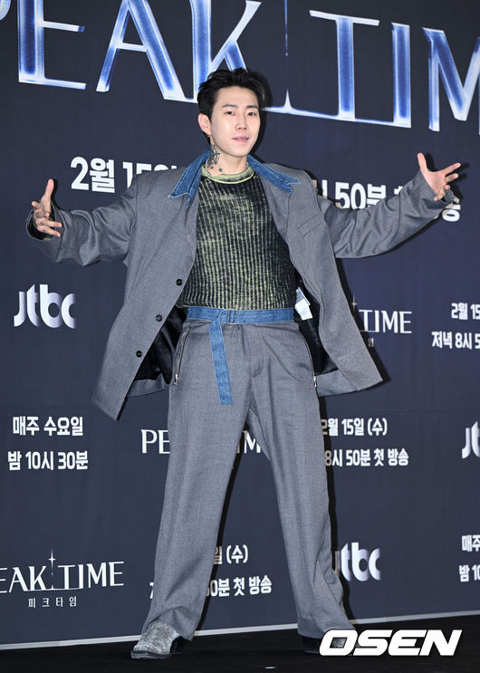 15일 오후 서울 마포구 스탠포드 호텔에서 JTBC 신규 예능 '피크타임(PEAK TIME)' 제작발표회가 진행됐다.가수 박재범이 포토타임을 가지고 있다. 2023.02.15 /sunday@osen.co.kr