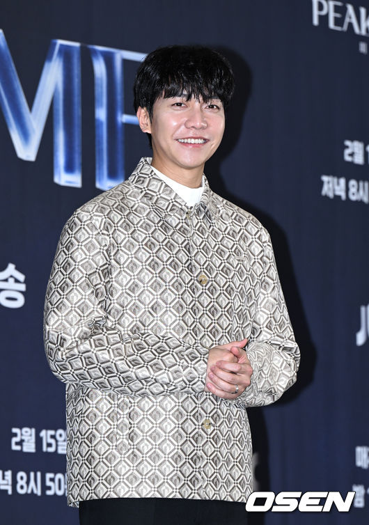 배우 겸 가수 이승기가 포토타임을 가지고 있다. 2023.02.15 /sunday@osen.co.kr