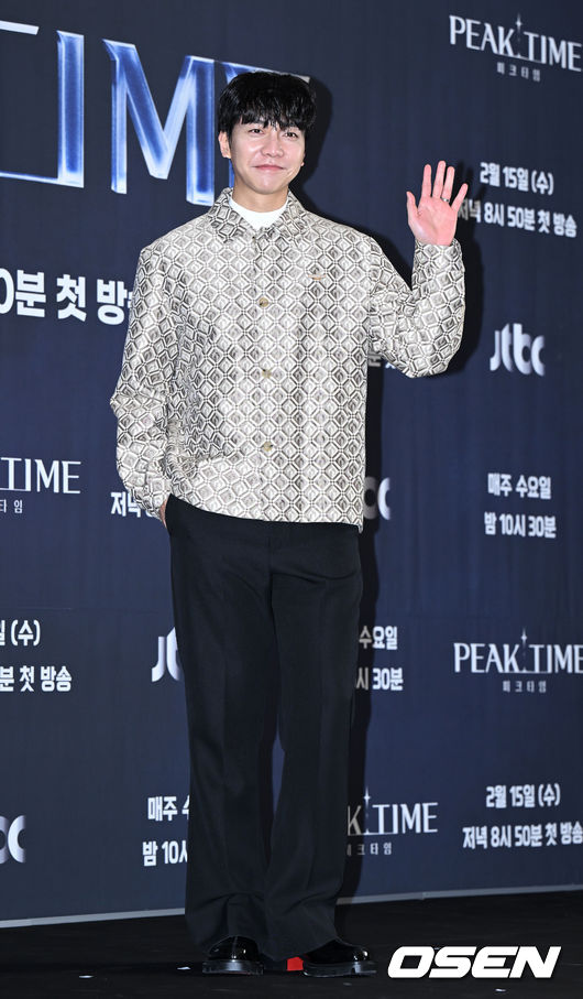15일 오후 서울 마포구 스탠포드 호텔에서 JTBC 신규 예능 '피크타임(PEAK TIME)' 제작발표회가 진행됐다.배우 겸 가수 이승기가 포토타임을 가지고 있다. 2023.02.15 /sunday@osen.co.kr