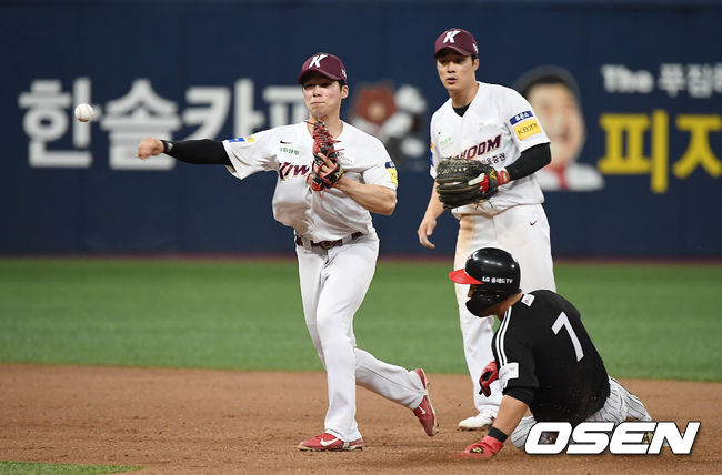 김하성(오른쪽)의 키움 시절 김혜성이 키스톤 콤비로 함께 뛰는 모습. / OSEN DB
