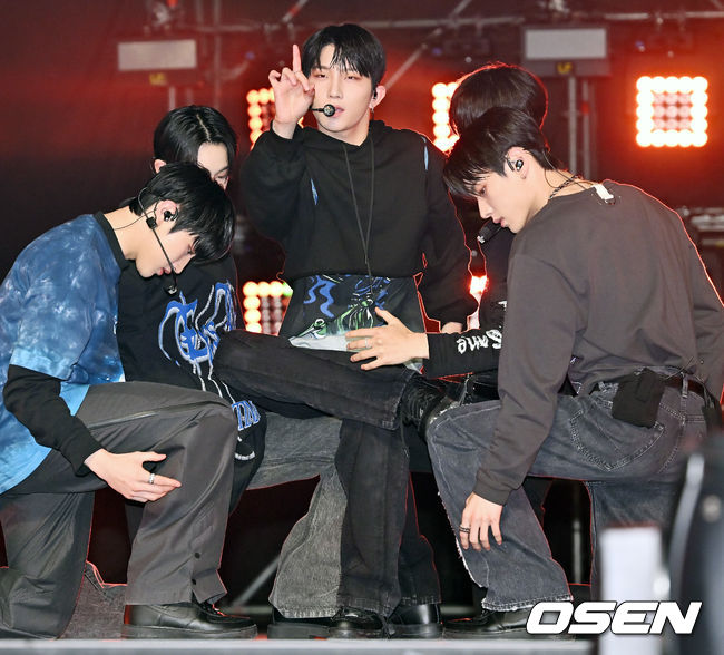 15일 오후 서울 용산구 블루스퀘어 마스터카드홀에서 보이그룹 TNX 두 번째 미니앨범 컴백 쇼케이스가 열렸다.<br /><br />TNX 오성준이 멤버들과 함께 화려한 컴백 무대를 선보이고 있다. 2023.02.15 / rumi@osen.co.kr