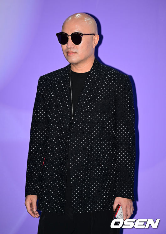 11일 오후 서울 동대문 디자인플라자(DDP)에서 진행된 2023 S/S 서울패션위크 ‘그리디어스(GREEDILOUS)’ 패션쇼가 열렸다.  방송인 홍석천이 포토타임을 갖고 있다. 2022.10.11 /ksl0919@osen.co.kr