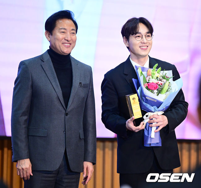 서울시 홍보대사로 위촉된 가수 이석훈이 오세훈 서울시장에게 위촉패를 전달받은 뒤 포즈를 취하고 있다. 2023.02.16 / dreamer@osen.co.kr