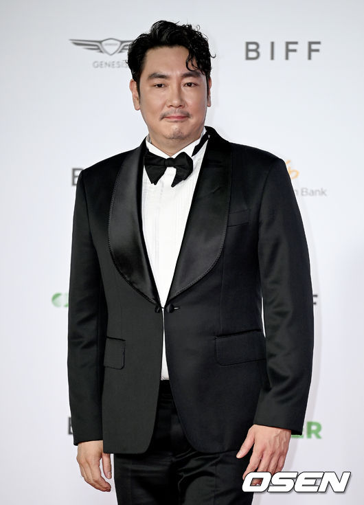 6일 오후 부산 해운대 영화의 전당에서 ‘제26회 부산국제영화제(BIFF)’ 개막식 레드카펫 행사가 열렸다.배우 조진웅이 취재진을 향해 포즈를 취하고 있다. 2021.10.06/ksl0919@osen.co.kr