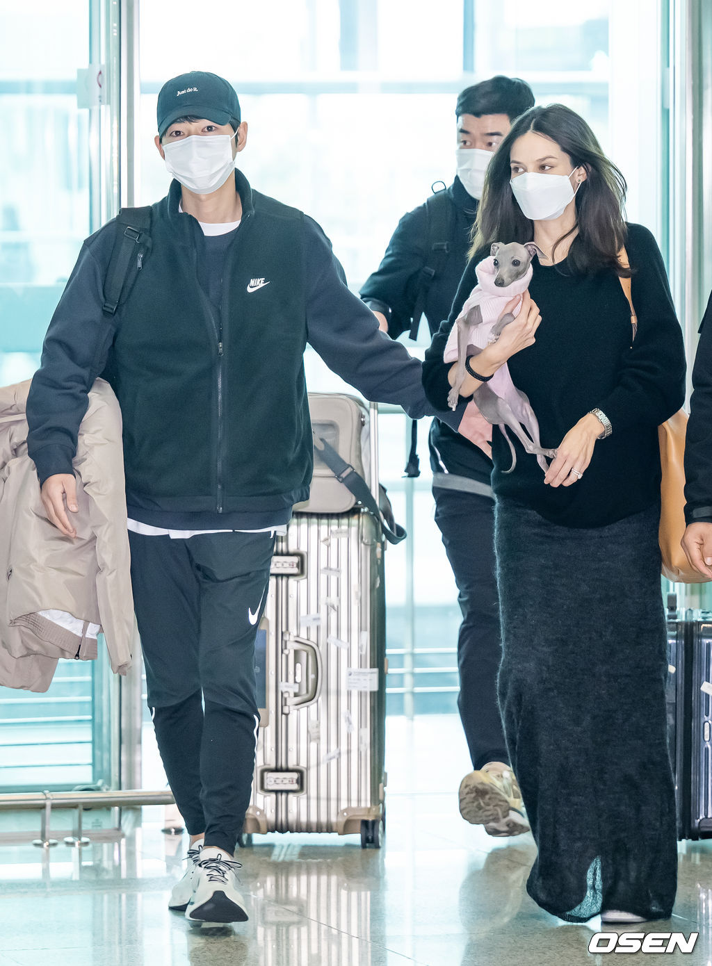배우 송중기가 부인 케이티 루이스 사운더스와 함께 16일 넷플릭스 영화 '로기완' 해외 로케이션 촬영차 인천국제공항을 통해 출국했다.배우 송중기와 부인 케이티가 출국장으로 이동하고 있다. 2023.02.16 / rumi@osen.co.kr