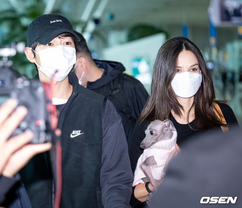 배우 송중기가 부인 케이티 루이스 사운더스와 함께 16일 넷플릭스 영화 '로기완' 해외 로케이션 촬영차 인천국제공항을 통해 출국했다.배우 송중기와 부인 케이티가 출국장으로 이동하고 있다. 2023.02.16 / rumi@osen.co.kr