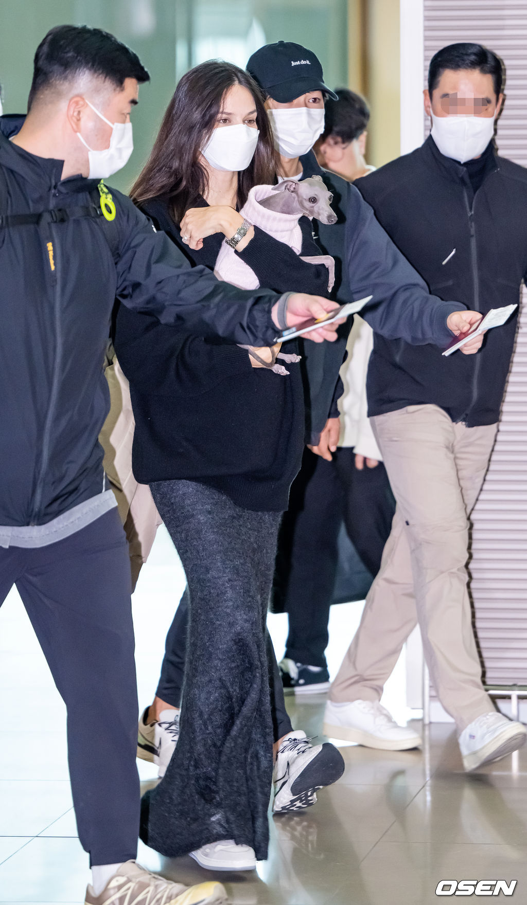 배우 송중기가 부인 케이티 루이스 사운더스와 함께 16일 넷플릭스 영화 '로기완' 해외 로케이션 촬영차 인천국제공항을 통해 출국했다.배우 송중기와 부인 케이티가 출국장으로 이동하고 있다. 2023.02.16 / rumi@osen.co.kr