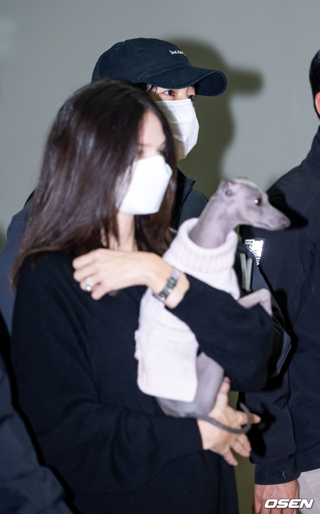 배우 송중기가 부인 케이티 루이스 사운더스와 함께 16일 넷플릭스 영화 '로기완' 해외 로케이션 촬영차 인천국제공항을 통해 출국했다.배우 송중기와 부인 케이티가 출국장으로 이동하고 있다. 2023.02.16 / rumi@osen.co.kr