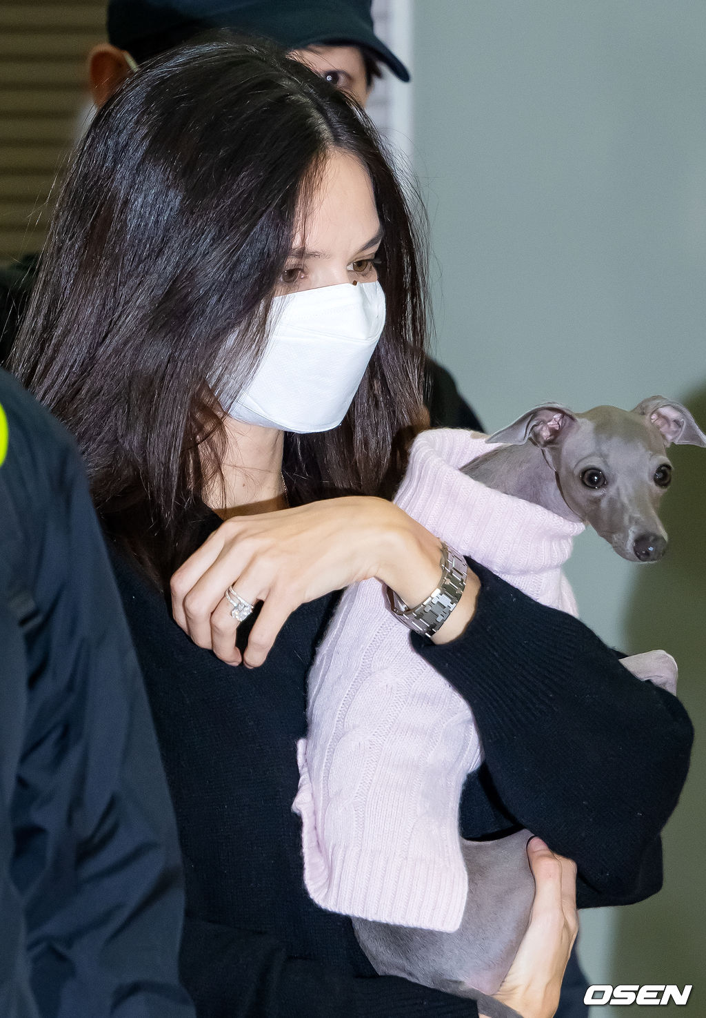 배우 송중기가 부인 케이티 루이스 사운더스와 함께 16일 넷플릭스 영화 '로기완' 해외 로케이션 촬영차 인천국제공항을 통해 출국했다.배우 송중기와 부인 케이티가 출국장으로 이동하는 가운데 케이티의 반지가 시선을 사로잡았다. 2023.02.16 / rumi@osen.co.kr