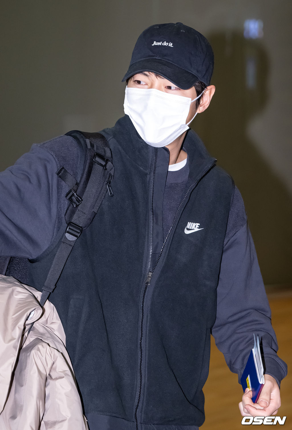 배우 송중기가 부인 케이티 루이스 사운더스와 함께 16일 넷플릭스 영화 '로기완' 해외 로케이션 촬영차 인천국제공항을 통해 출국했다.배우 송중기와 부인 케이티가 출국장으로 이동하고 있다. 2023.02.16 / rumi@osen.co.kr