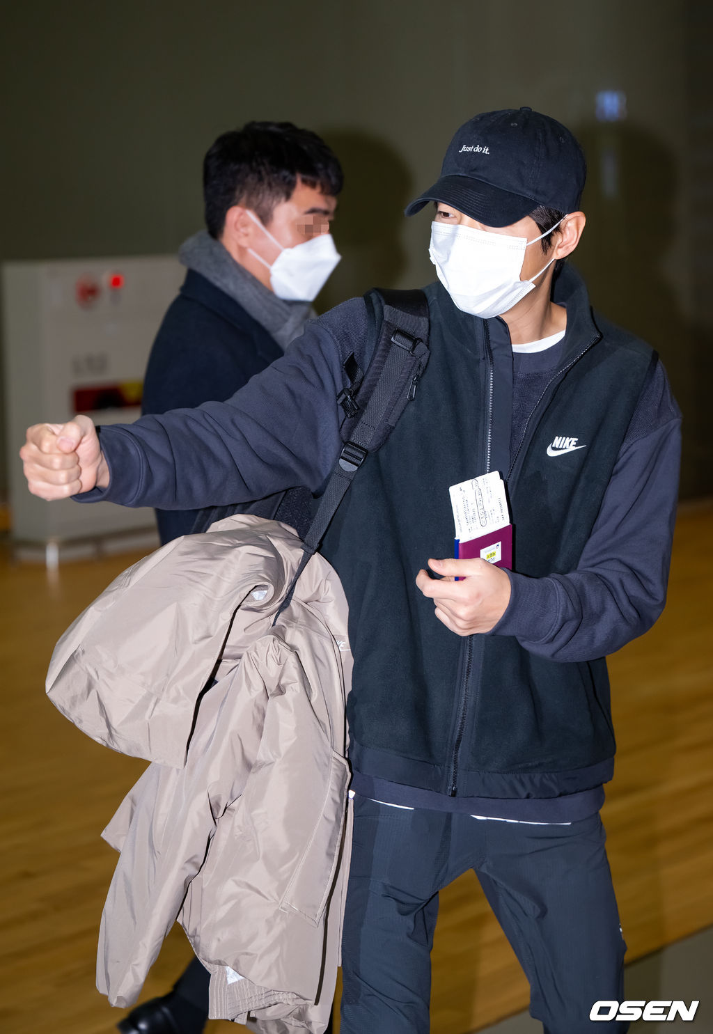 배우 송중기가 부인 케이티 루이스 사운더스와 함께 16일 넷플릭스 영화 '로기완' 해외 로케이션 촬영차 인천국제공항을 통해 출국했다.배우 송중기와 부인 케이티가 출국장으로 이동하던 중 결혼 축하 인사에 감사인사를 하고 있다. 2023.02.16 / rumi@osen.co.kr