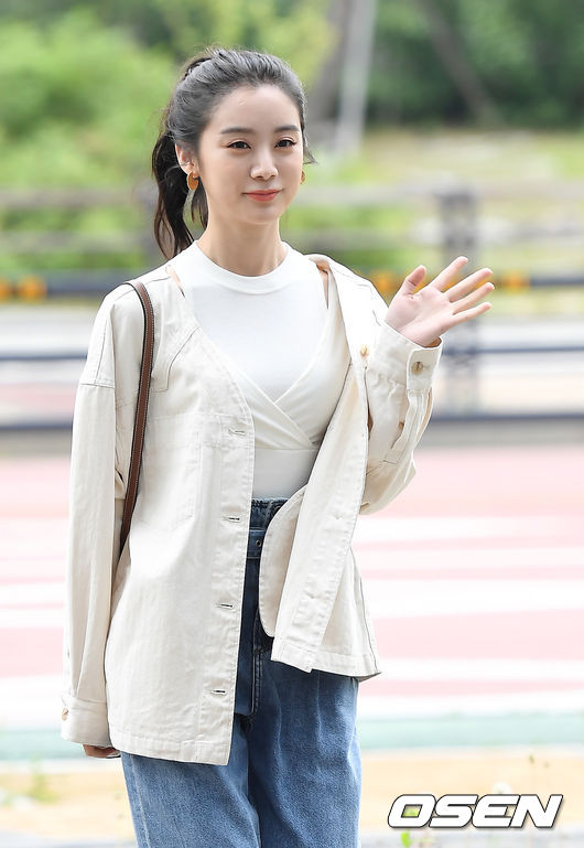 16일 오후 고양시 일산 빛마루방송지원센터에서 '탑골 랩소디' 출근길 포토월 행사가 열렸다.<br /><br />혜림이 포토타임을 갖고 있다. /youngrae@osen.co.kr 