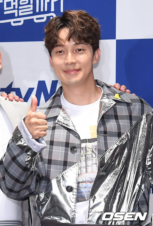 16일 오후 서울 여의도 켄싱턴호텔에서 tvN 예능 '현지에서 먹힐까? 미국편' 제작발표회가 열렸다.<br /><br />개그맨 허경환이 포토타임을 갖고 있다. / youngrae@osen.co.kr<br />