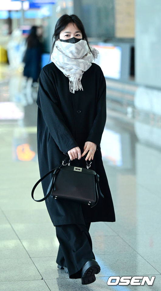배우 송혜교가 19일 오전 이탈리아 밀라노에서 열리는 패션쇼 참석을 위해 인천공항을 통해 출국했다.송혜교가 출국장으로 향하고 있다. 2023.02.19 / dreamer@osen.co.kr