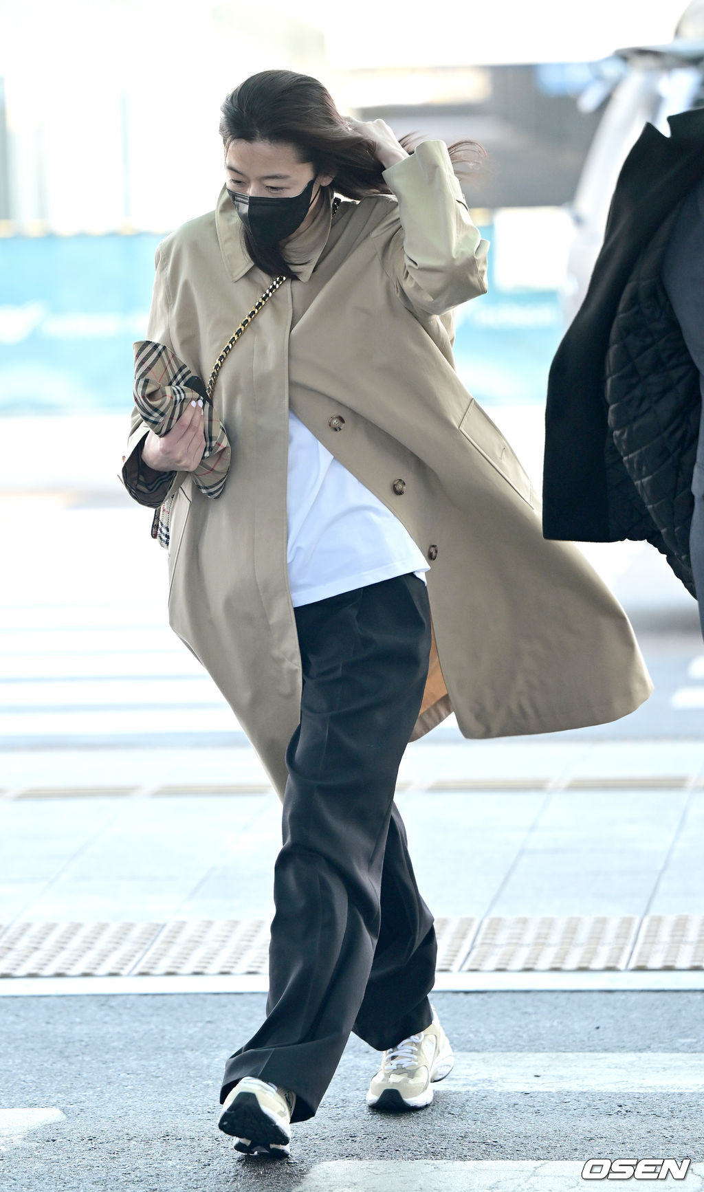전지현이 출국장으로 향하고 있다. 2023.02.19 / dreamer@osen.co.kr