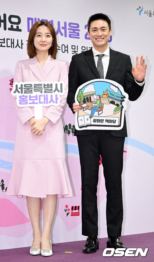 16일 오전 서울 중구 서울시청에서 ‘서울특별시 홍보대사 감사패 수여 및 위촉식’이 열렸다.서울시 홍보대사로 위촉된 방송인 오상진-김소영 부부가 포즈를 취하고 있다. 2023.02.16 / dreamer@osen.co.kr