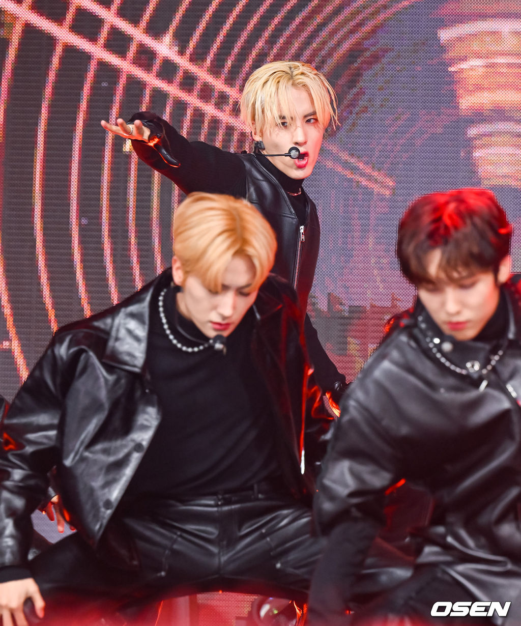 20일 오후 서울 광진구 예스24 라이브홀에서 그룹 더보이즈(THE BOYZ)의 미니 8집 '비 어웨이크'(BE AWAKE)' 컴백 쇼케이스가 진행됐다. 더보이즈 에릭이 멋진 무대를 펼치고 있다. 2023.02.20 / soul1014@osen.co.kr