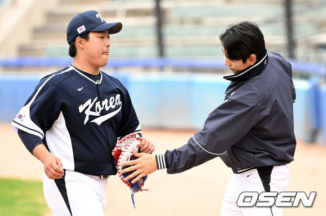 대표팀 이정후가 수비를 마친 강백호를 격려하고 있다. 2023.02.20 /jpnews@osen.co.kr