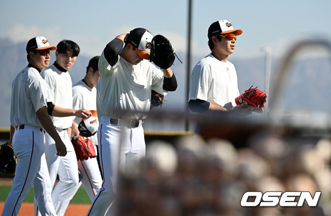 한화 이태양을 비롯한 투수조가 훈련을 마치고 이동하고 있다. 2023.02.06 /jpnews@osen.co.kr