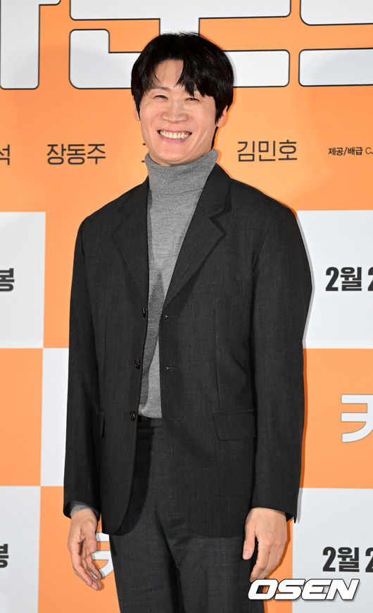 13일 오후 서울 CGV 용산아이파크몰에서 영화 ‘카운트’ (감독 권혁재) 언론시사회 및 간담회가 열렸다.<br /><br />영화 ‘카운트'는 금메달리스트 출신, 한번 물면 절대 놓지 않는 마이웨이 선생 시헌(진선규 분)이 오합지졸 제자들을 만나 세상을 향해 유쾌한 한 방을 날리는 이야기를 그린 영화다. <br /><br />배우 진선규가 포토타임을 하고 있다. 2023.02.13 / dreamer@osen.co.kr