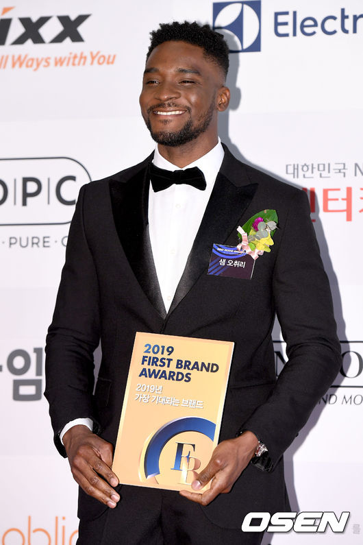 방송인 샘 오취리가 19일 오후 서울 여의도 콘래드호텔 그랜드볼룸에서 '2019 대한민국 퍼스트브랜드 대상 시상식' 포토월 행사에 참석해 포토타임을 하고 있다. /dreamer@osen.co.kr