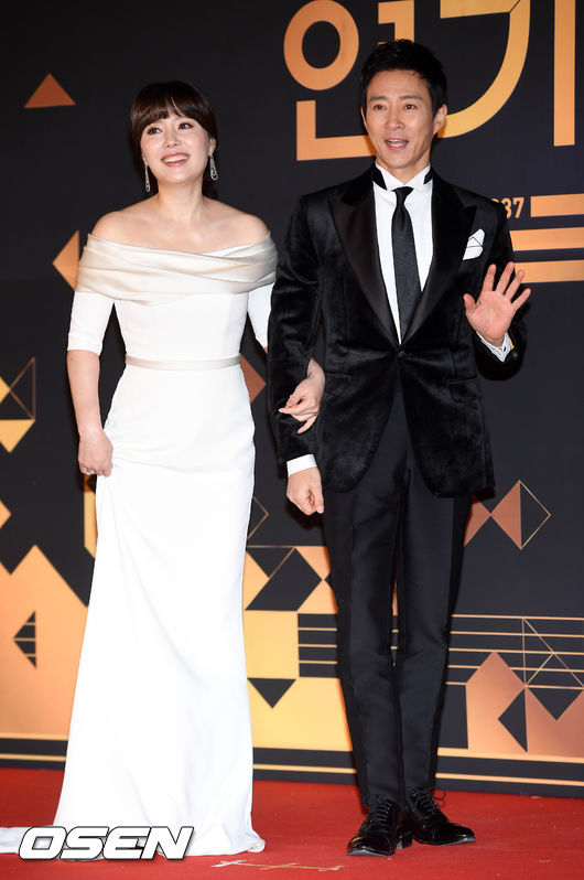 31일 오후 서울 영등포구 여의도 KBS홀 야외광장에서 진행된 '2018 KBS 연기대상' 포토월 행사에서 배우 최수종 하희라 부부가 포토타임을 갖고 있다./ rumi@osen.co.kr