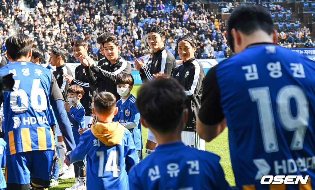 25일 울산 문수축구경기장에서 하나원큐 K리그1 2023 울산 현대와 전북 현대의 경기가 열렸다.  전북 현대 아마노 준이 울산 현대 선수들이 입장하자 박수를 치고 있다. 2023.02.25 / foto0307@osen.co.kr