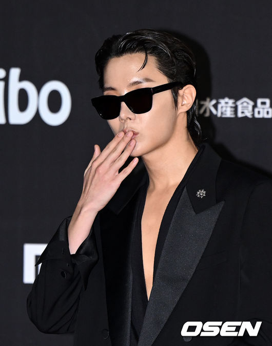그룹 방탄소년단 제이홉이 레드카펫을 밟고 있다. 2022.11.30 /sunday@osen.co.kr