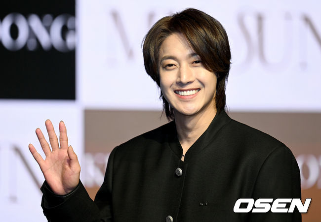 27일 오후 서울 강남구 일지아트홀에서 가수 김현중의 세 번째 정규 앨범 ‘MY SUN‘ 발매 기념 쇼케이스가 열렸다. 이번 앨범 ‘MY SUN’은 세계 최초로 달에 도착해 달의 뒷면을 마주한 최초의 인간인 마이클 콜린스의 생을 모티브로 그가 지구에 귀환해 느꼈을 소중한 것들에 관한 이야기를 김현중의 통찰과 상상력을 더해 담아냈다.가수 김현중이 포토타임을 갖고 있다. 2023.02.27 /ksl0919@osen.co.kr