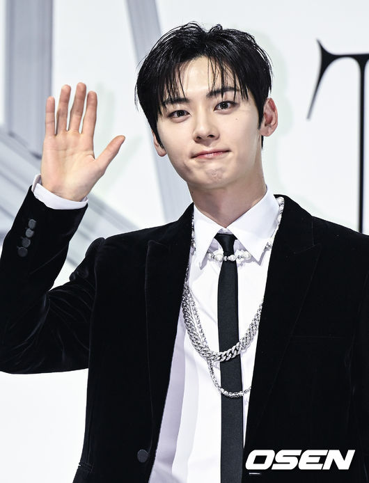 27일 오후 서울 광진구 예스24라이브홀에서 가수 황민현의 미니 1집 앨범 ’Truth or Lie’ 발매 기념 쇼케이스가 열렸다. 가수 황민현이 포토타임을 갖고 있다. 2023.02.27 /ksl0919@osen.co.kr