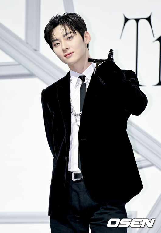 가수 황민현이 포토타임을 갖고 있다. 2023.02.27 /ksl0919@osen.co.kr