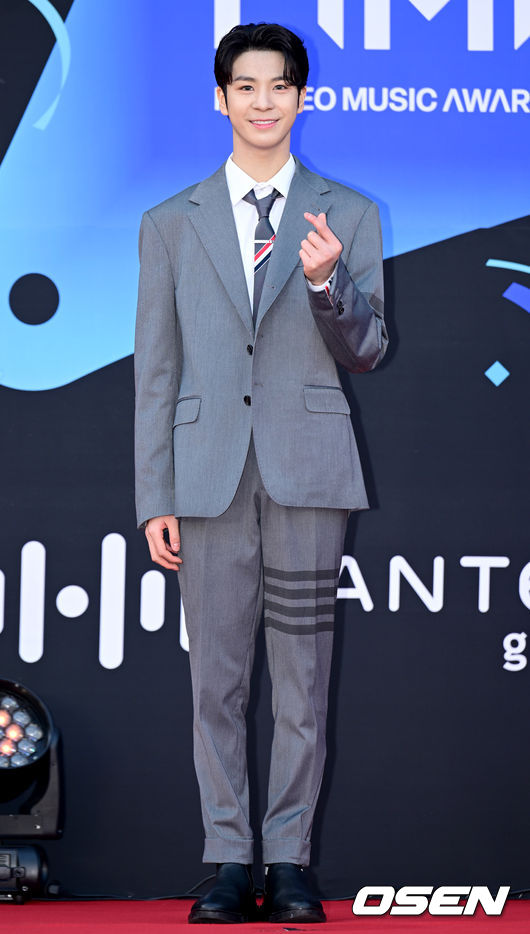 10일 오후 서울 송파구 잠실실내체육관에서 '30주년 한터뮤직어워즈 2022' 레드카펫 행사가 열렸다. 가수 정동원이 취재진을 향해 포즈를 취하고 있다. 2023.02.10 /ksl0919@osen.co.kr