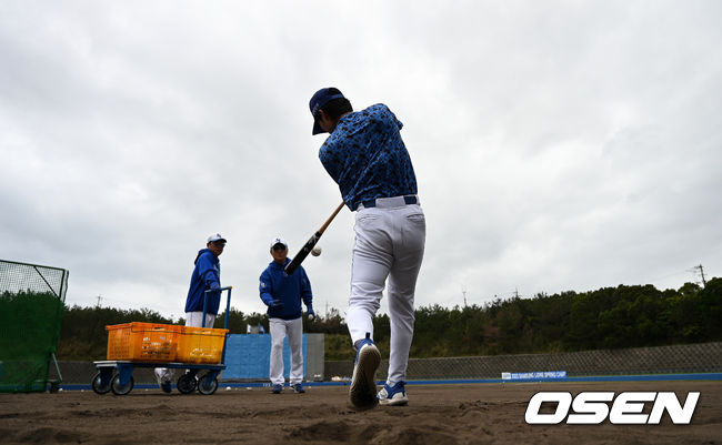 27일 일본 오키나와 온나손 아카마 볼파크에서 삼성 라이온즈 스프링캠프가 진행됐다.삼성 김현준이 타격 훈련을 하고 있다. 2023.02.27 /sunday@osen.co.kr