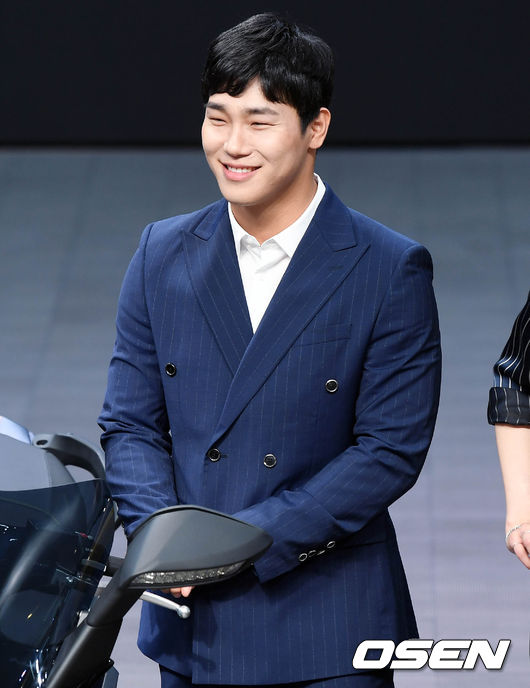 OSEN=부산, 이동해 기자] 7일 부산 벡스코에서 열린 '2018 부산 국제 모터쇼' 프레스데이 행사 BMW 부스에서 스켈레톤 윤성빈이 미소 짓고 있다. /eastsea@osen.co.kr