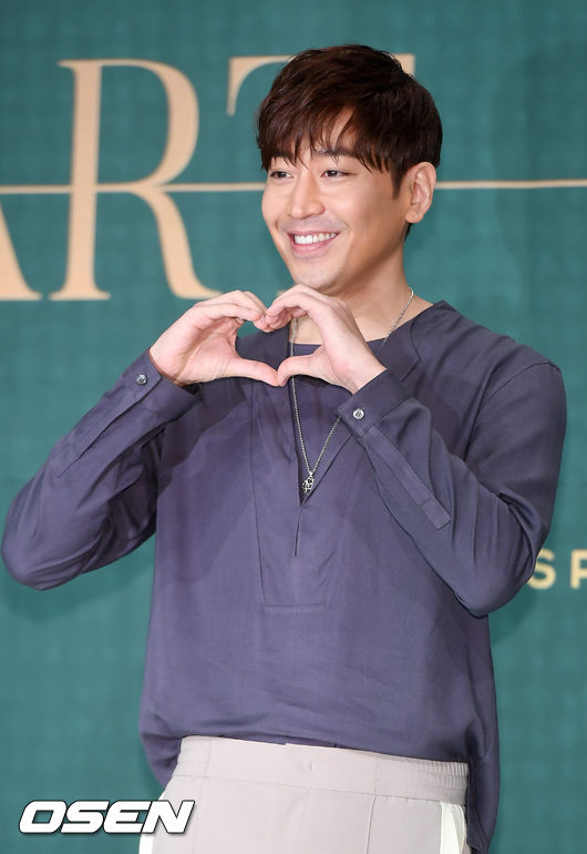 28일 오후 서울 영등포구 타임스퀘어 아모리스홀에서 그룹 신화 데뷔 20주년 기념 스페셜 앨범 'HEART' 발매 기자회견이 열렸다. <br /><br />신화 에릭이 무대 위에서 포토타임을 갖고 있다./ rumi@osen.co.kr