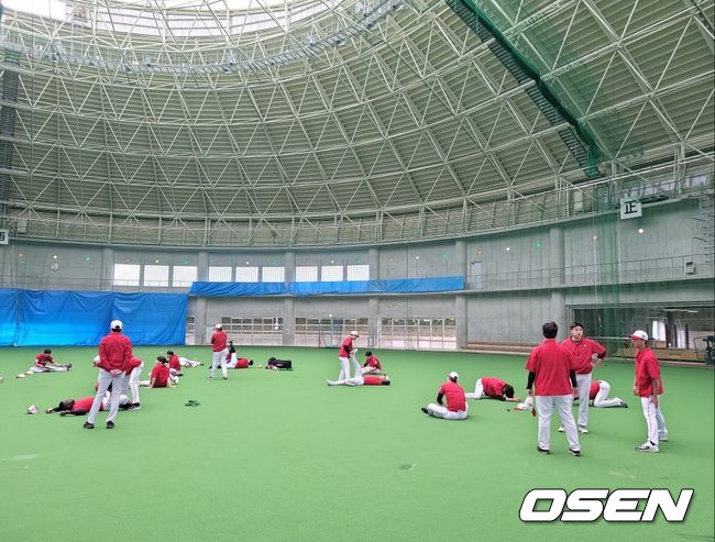 1일 일본 오키나와 구시가와 구장 내 실내연습장에서 몸을 푼 SSG 선수단. 2일 이시가와 구장에서 훈련 계획은 날씨 악화로 취소 됐다. / OSEN DB