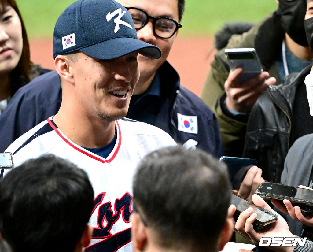 월드베이스볼클래식(WBC) 대표팀이 2일 오후 서울 고척스카이돔에서 공식 훈련을 진행했다. WBC 대표팀 에드먼이 취재진과 인터뷰를 하고 있다. 2023.03.02 / dreamer@osen.co.kr