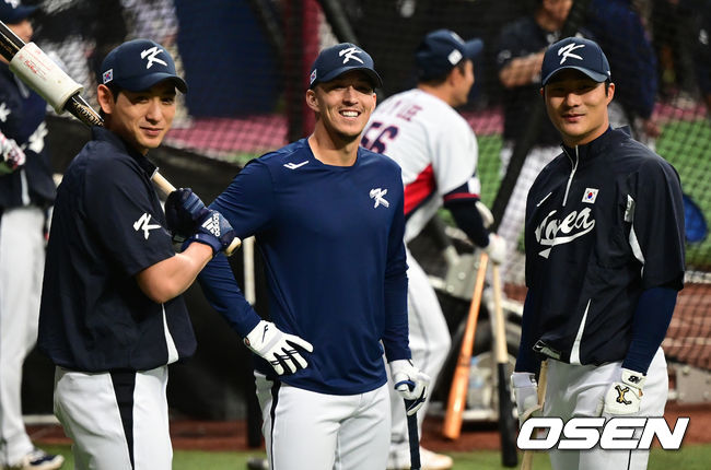 WBC 대표팀 이정후, 에드먼, 김하성(왼쪽부터)이 취재진을 향해 미소짓고 있다. 2023.03.02 / dreamer@osen.co.kr