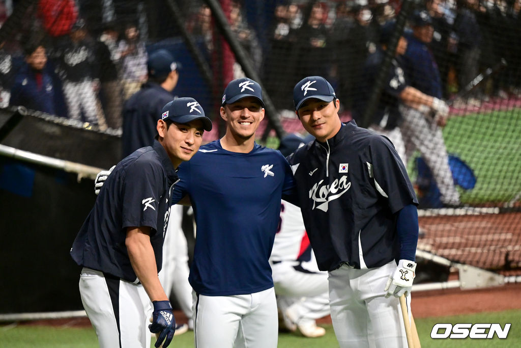 월드베이스볼클래식(WBC) 대표팀이 2일 오후 서울 고척스카이돔에서 공식 훈련을 진행했다. WBC 대표팀 이정후, 에드먼, 김하성(왼쪽부터)이 취재진을 향해 미소짓고 있다. 2023.03.02 / dreamer@osen.co.kr