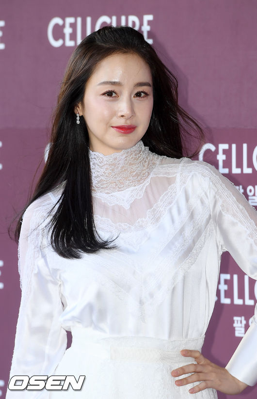 배우 김태희가 입장하며 포즈를 취하고 있다. / rumi@osen.co.kr