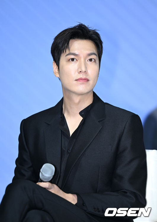 24일 오후 서울 세빛섬 플로팅아일랜드에서 멀츠 에스테틱스 울쎄라 기자 간담회가 열렸다.배우 이민호가 취재진의 질문을 듣고 있다. 2022.11.24 /sunday@osen.co.kr