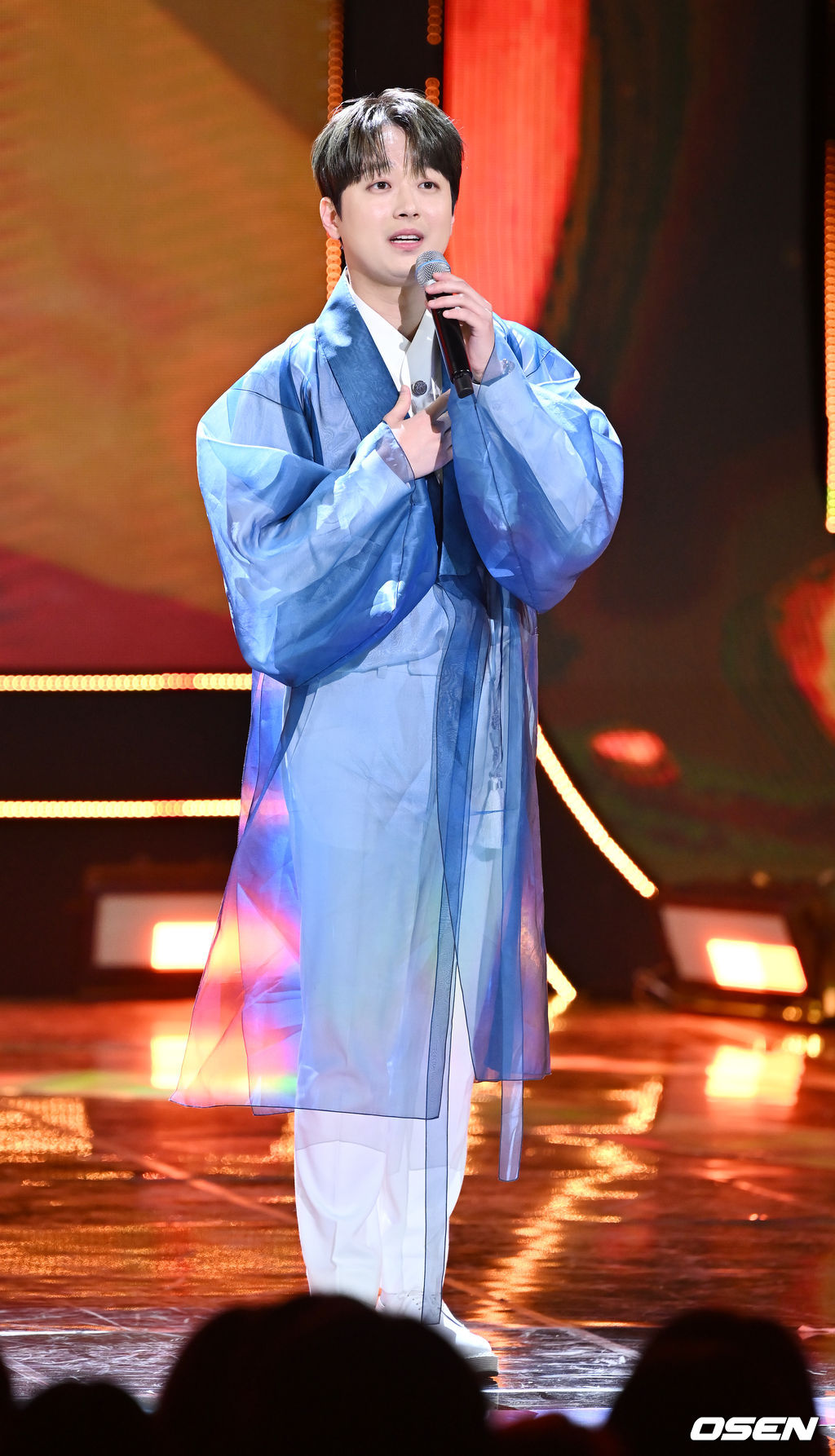 28일 오후 서울 상암동 SBS프리즘타워에서 SBS MTV ‘THE SHOW(더쇼)’ 생방송이 진행됐다.이찬원이 무대 위에서 열창을 하고 있다. 2023.02.28 / rumi@osen.co.kr