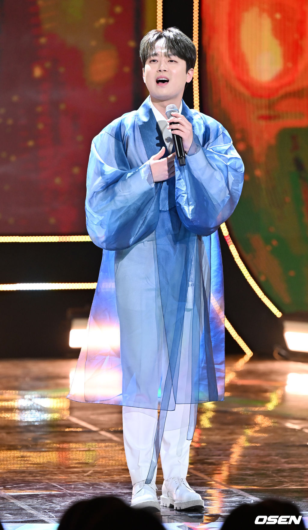 28일 오후 서울 상암동 SBS프리즘타워에서 SBS MTV ‘THE SHOW(더쇼)’ 생방송이 진행됐다.이찬원이 무대 위에서 열창을 하고 있다. 2023.02.28 / rumi@osen.co.kr