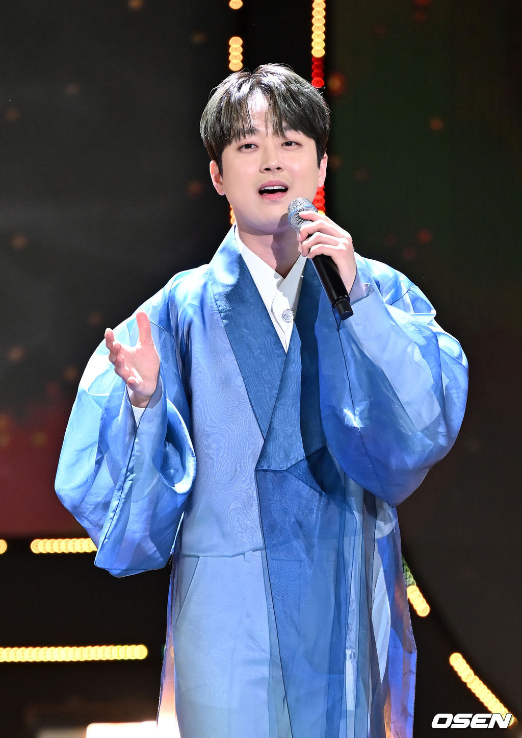 28일 오후 서울 상암동 SBS프리즘타워에서 SBS MTV ‘THE SHOW(더쇼)’ 생방송이 진행됐다.이찬원이 무대 위에서 열창을 하고 있다. 2023.02.28 / rumi@osen.co.kr