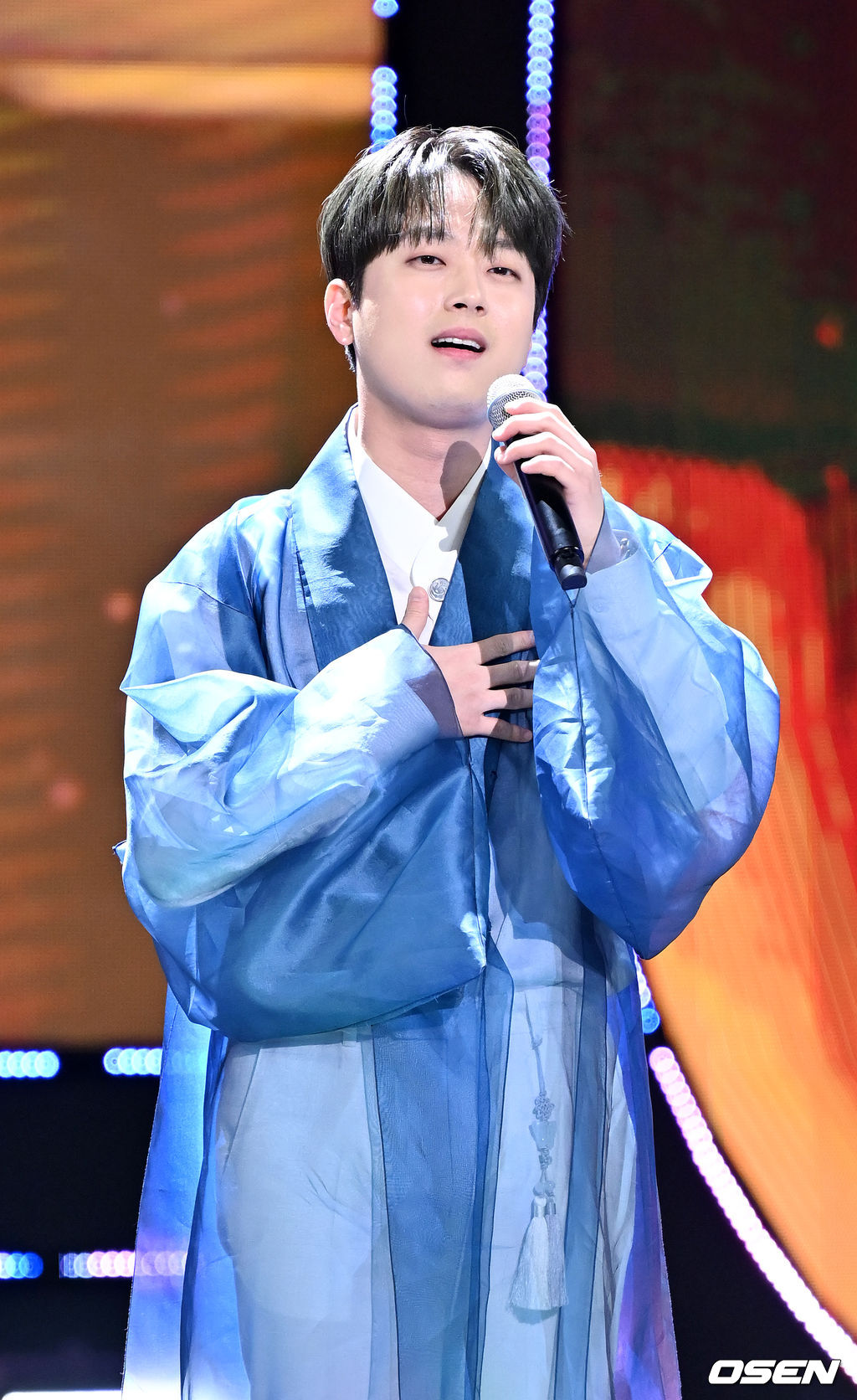 28일 오후 서울 상암동 SBS프리즘타워에서 SBS MTV ‘THE SHOW(더쇼)’ 생방송이 진행됐다.이찬원이 무대 위에서 열창을 하고 있다. 2023.02.28 / rumi@osen.co.kr