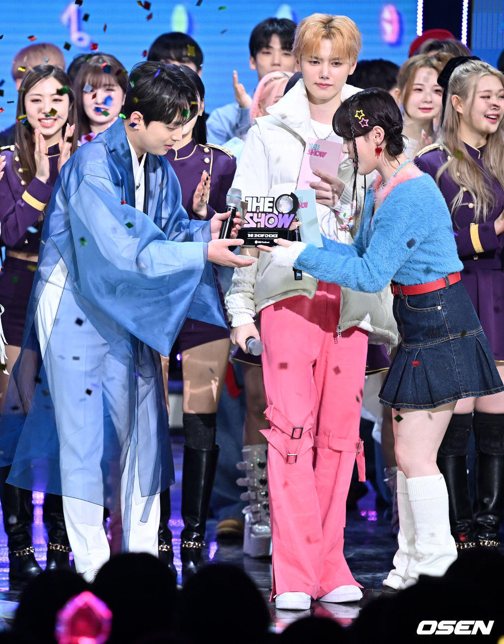 28일 오후 서울 상암동 SBS프리즘타워에서 SBS MTV ‘THE SHOW(더쇼)’ 생방송이 진행됐다.이찬원이 더쇼 1위가 된 후 더쇼 트로피를 받고 있다. 2023.02.28 / rumi@osen.co.kr