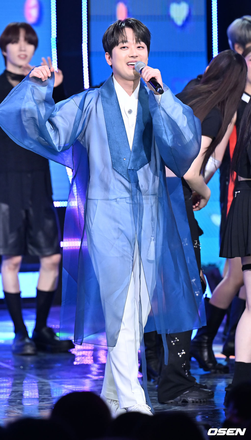 28일 오후 서울 상암동 SBS프리즘타워에서 SBS MTV ‘THE SHOW(더쇼)’ 생방송이 진행됐다.이찬원이 더쇼 1위가 된 후 앵콜 무대에서 열창을 하며 춤을 추고 있다. 2023.02.28 / rumi@osen.co.kr